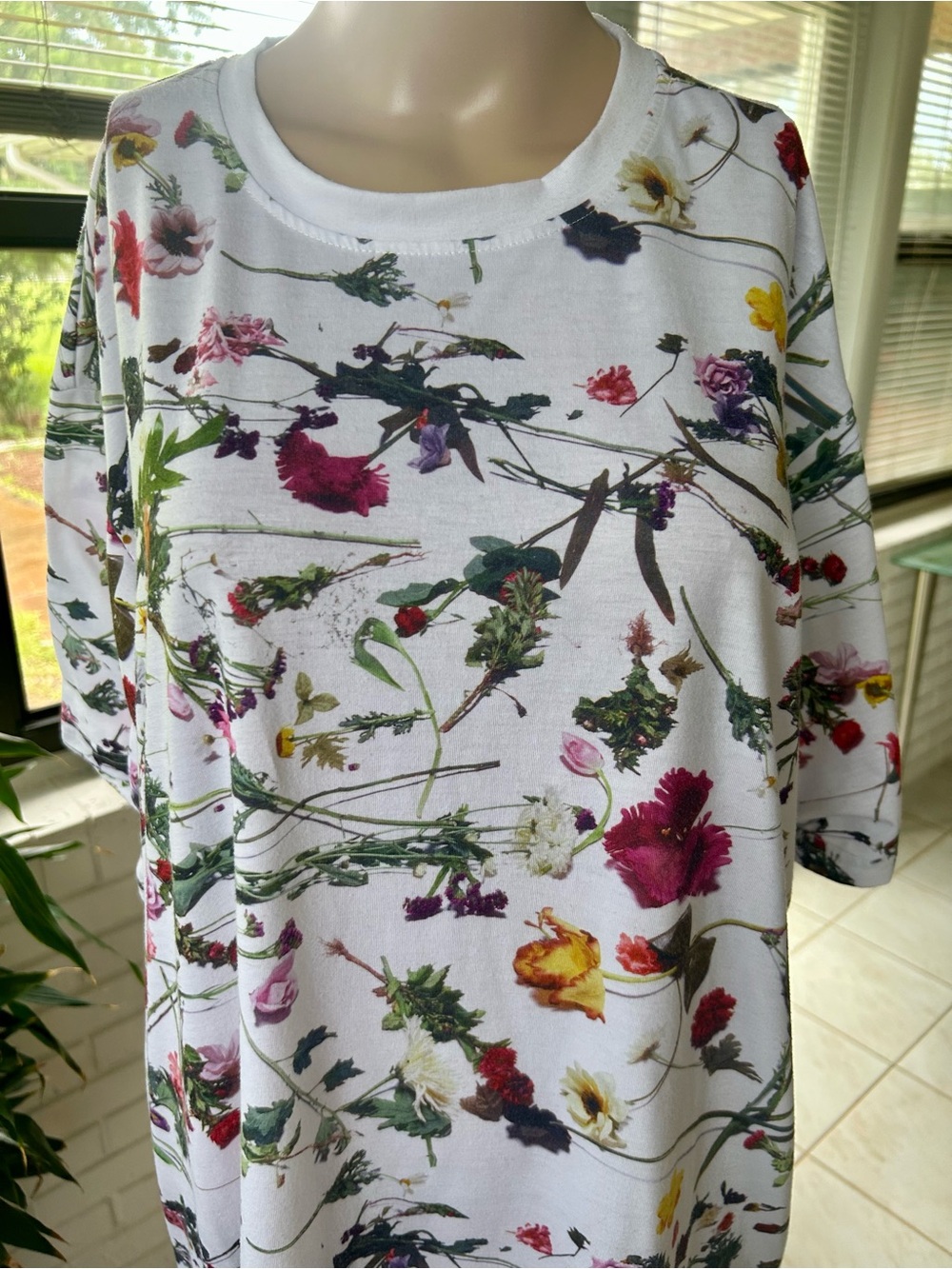 The Prince Estate rare Women's White Floral Short Sleeve Tee. XXL